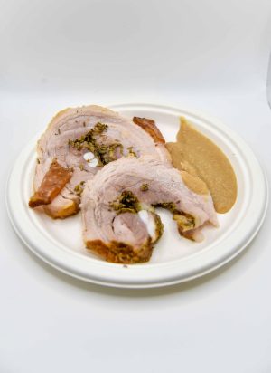 Capocollo di maiale arrosto con insalata di cipolle marinate