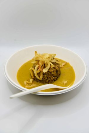 Tortino di farro con porcini su crema di cicerchie e cipolla croccante